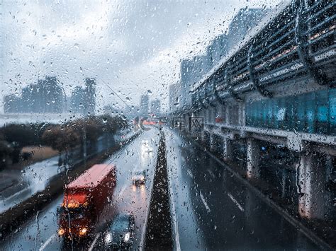 下雨天图片